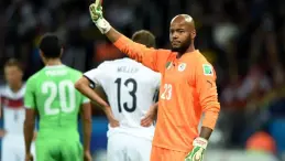 رايس مبولحي يرتدي قميص منتخب الجزائر