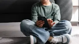تشريع إماراتي يقيد استخدام الأطفال لوسائل التواصل الاجتماعي