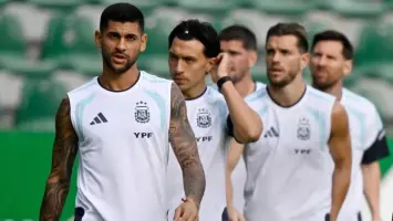 فريق أتلتيكو مدريد يحتفل بالهدف ضد برشلونة