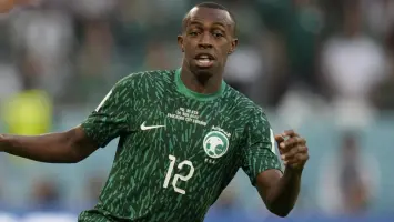 سعود عبد الحميد يحتفل بفوز فريقه لانس في الدوري الفرنسي