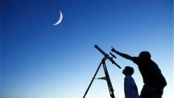 هلال يرمز لبداية شهر رمضان المبارك