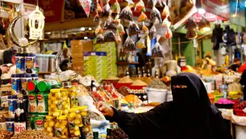نازحون يعلقون زينة رمضان فوق حطام بيوتهم المدمرة بخان يونس بجنوب قطاع غزة