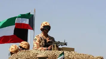 مجندون شباب كويتيون أثناء التدريب العسكري