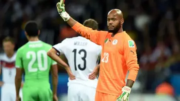 رايس مبولحي يرتدي قميص منتخب الجزائر