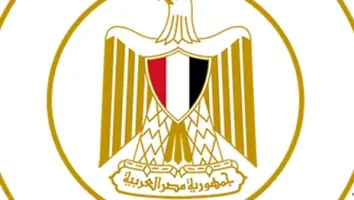 موظف أمن يقف أمام مبنى سكني حديث في مصر