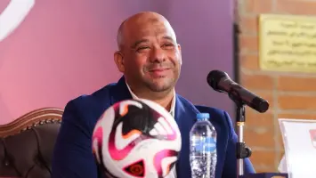 اجتماع مدير الكرة بالنادي الأهلي مع اللاعبين