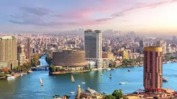 تقلبات جوية وأمطار وسيارات تسير وسط الأمطار