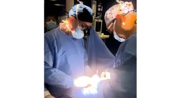 فريق طبي يجري عملية قلب معقدة في الأردن