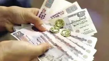 مواطنون مصريون ينتظرون صرف المعاشات