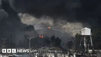 دخان كثيف ولهيب نار قرب أبنية وأعمدة كهرباء