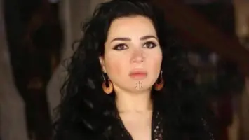 صورة للنجمة مي عز الدين وهي تتعافى بعد العملية الجراحية