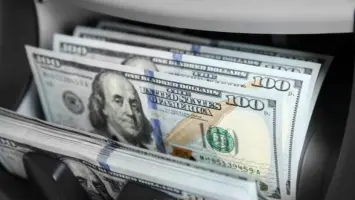 عرض شاشة لأسعار صرف العملات بالبنك