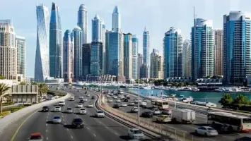 عمال أثناء ممارسة أعمالهم في الإمارات ضمن إجراءات السلامة المهنية