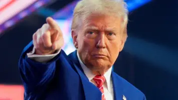 الرئيس الأمريكي دونالد ترامب يتحدث للصحافة