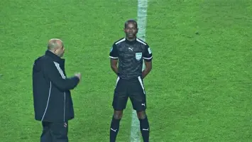 الحكم عيسى سي خلال مباراة كرة قدم