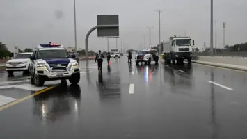 سيارات تسير ببطء تحت المطر في أبوظبي