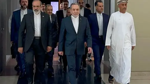 تبادل الوفدان الملاحظات والآراء بوساطة وزير الخارجية العماني
