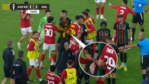 مباراة كرة قدم بين الأهلي والجيش الملكي في ستاد القاهرة