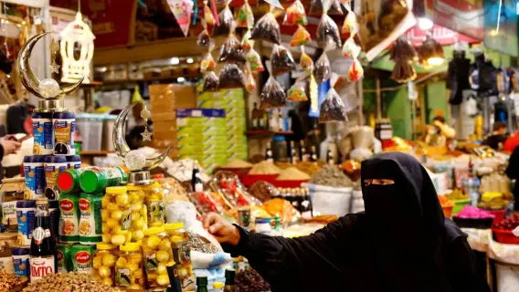 نازحون يعلقون زينة رمضان فوق حطام بيوتهم المدمرة بخان يونس بجنوب قطاع غزة
