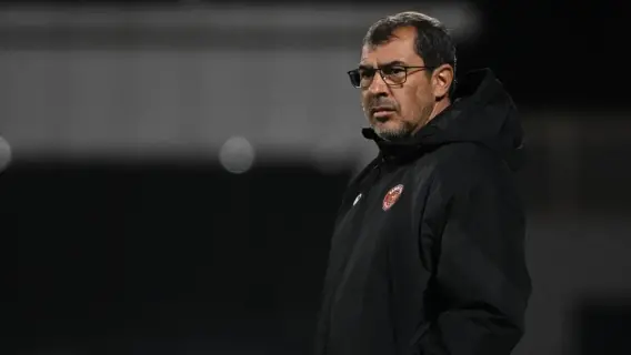 مدرب فريق ضمك فابيو كاريلي خلال مباراة في الدوري السعودي