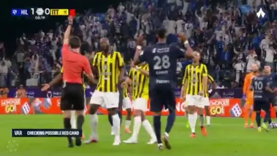 مشهد من مباراة الكلاسيكو بين الهلال والاتحاد مع بطاقات الحكم الحمراء