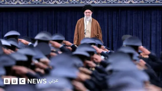 صورة أرشيفية لخامنئي وضباط إيرانيين