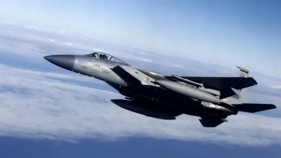 طائرة سوخوي SU24 أثناء التحليق في السماء