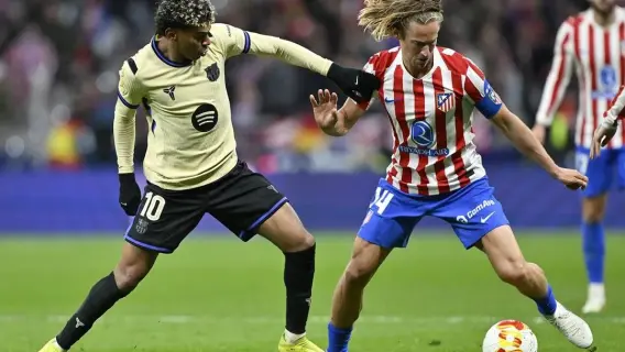 جانب من مباراة برشلونة وأتلتيكو مدريد