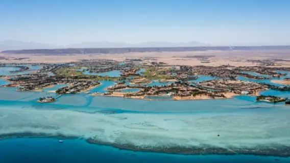 منظر جوي لمدينة الجونة الواقعة بمحافظة البحر الأحمر بمصر