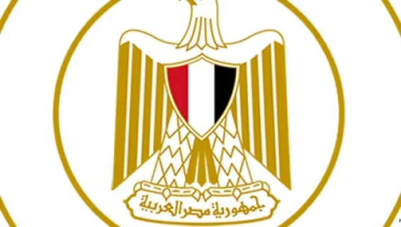 موظف أمن يقف أمام مبنى سكني حديث في مصر