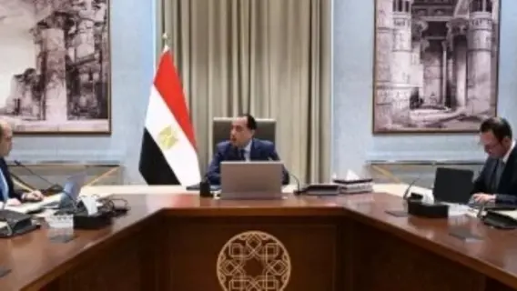 صورة لمتجر مغلق ليلًا في مصر