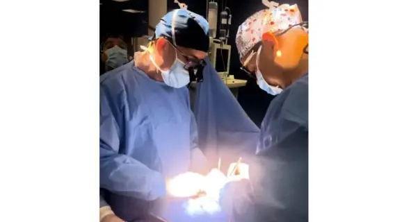 فريق طبي يجري عملية قلب معقدة في الأردن