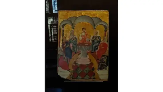 مصلون يؤدون صلاة العيد بمسجد كبير