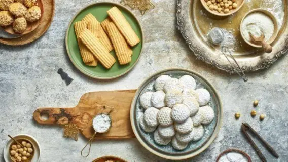 حلويات تقليدية تُعرض في عيد الفطر