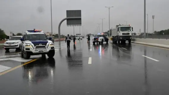 سيارات تسير ببطء تحت المطر في أبوظبي