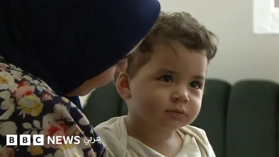 صورة طفل وأمه تظهر أثر الحمل والولادة
